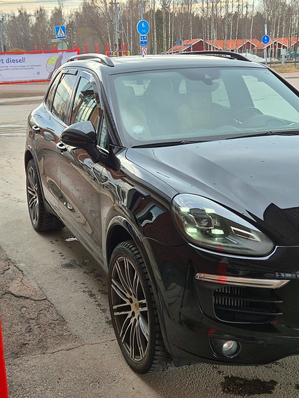 Porsche Cayenne 2 of 7