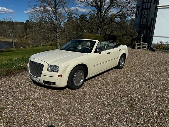 Chrysler 300 Convertible 3 of 8