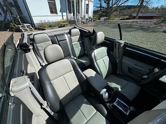 Chrysler 300 Convertible 7 of 8