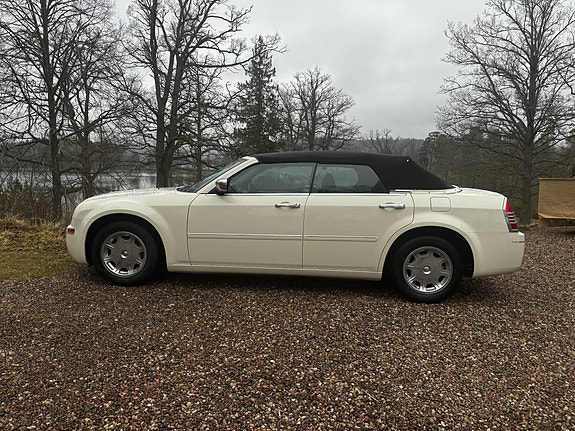 Chrysler 300 Convertible 2 of 8