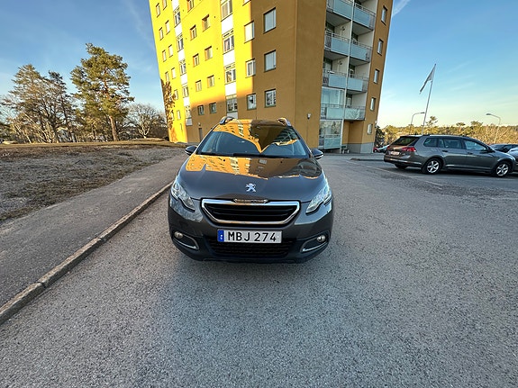 Peugeot 2008 2 of 5