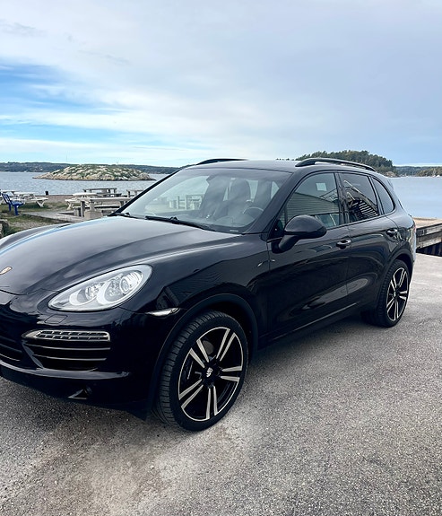Porsche Cayenne 2 of 5