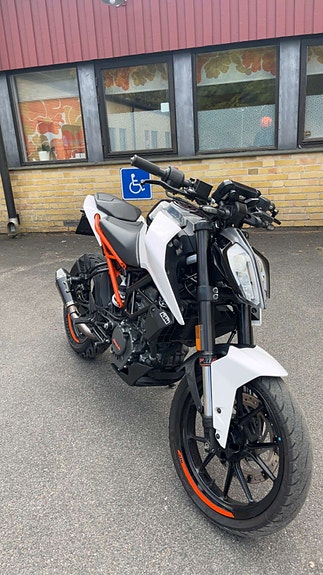 KTM 125 Duke 3 of 7