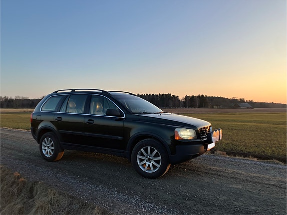 Volvo XC90 2 of 7