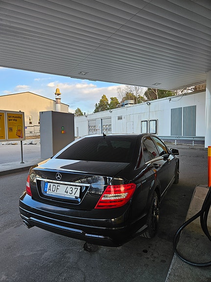Mercedes-Benz C220 2 of 6