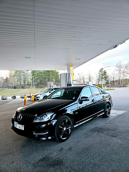 Mercedes-Benz C220 4 of 6
