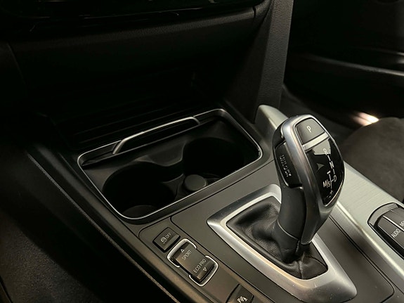 BMW 330i 24 of 30