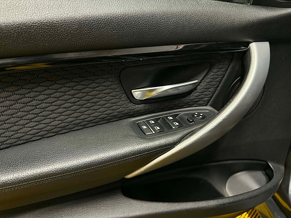 BMW 330i 18 of 30