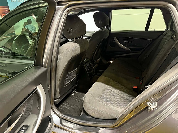 BMW 330i 16 of 30