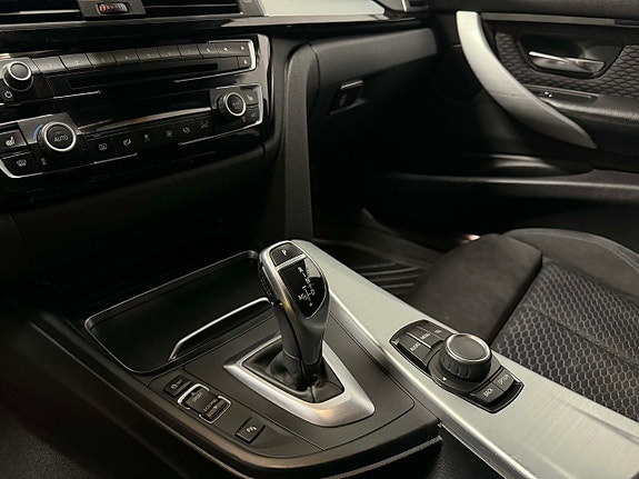 BMW 330i 25 of 30
