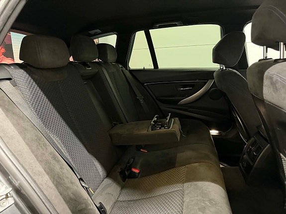 BMW 330i 29 of 30