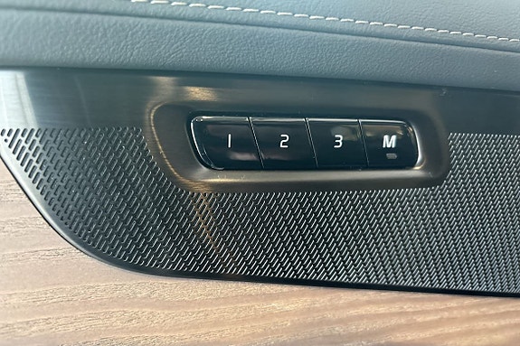 Volvo XC90 8 of 17