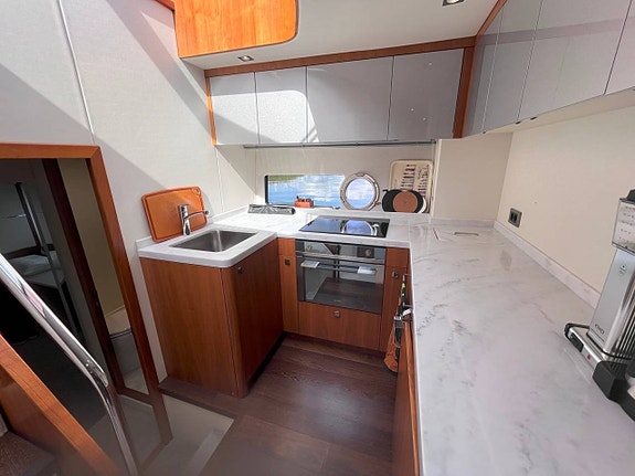 Sunseeker Predator 57 -2018 | Volvo Penta D13-900 | Dockmate 12 of 12