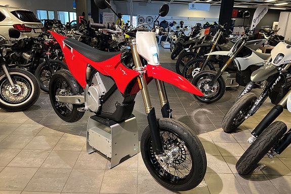 Stark Varg SM Alpha 80HK Medium / Pirelli *Finns i lager* 2 of 10