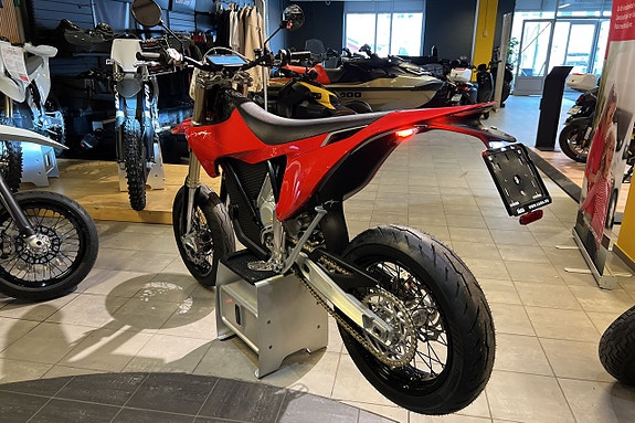 Stark Varg SM Alpha 80HK Medium / Pirelli *Finns i lager* 4 of 10