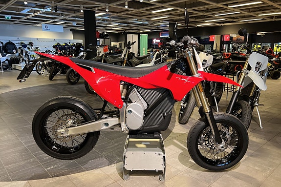 Stark Varg SM Alpha 80HK Medium / Pirelli *Finns i lager*