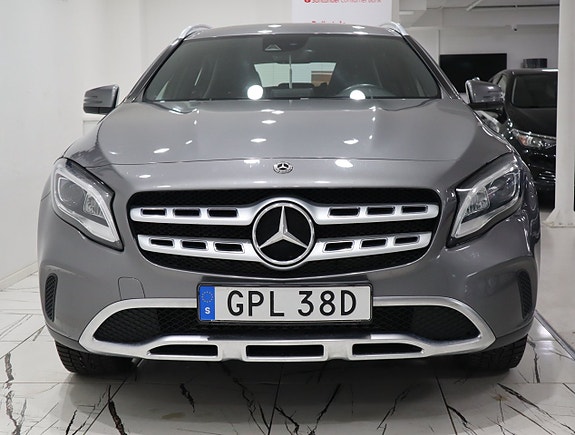 Mercedes-Benz GLA180 2 of 22