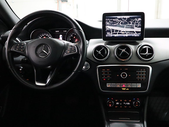 Mercedes-Benz GLA180 12 of 22
