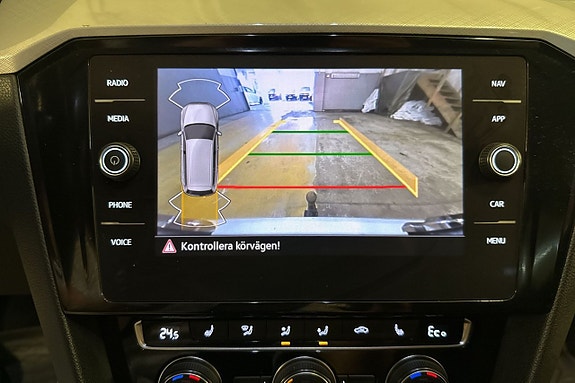 Volkswagen Passat 15 of 26