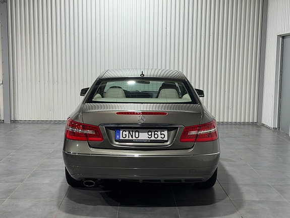 Mercedes-Benz E220 7 of 14
