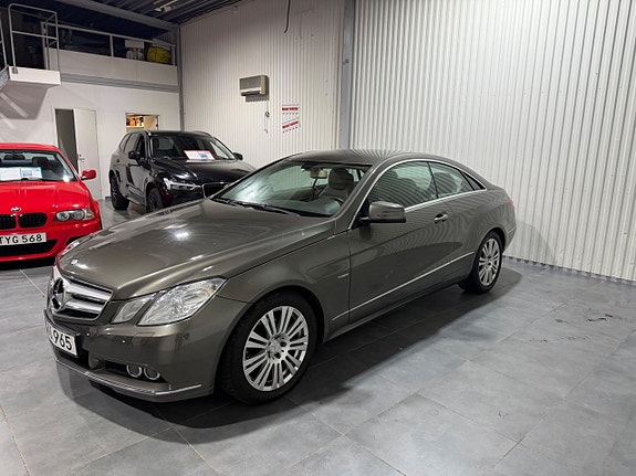 Mercedes-Benz E220 2 of 14