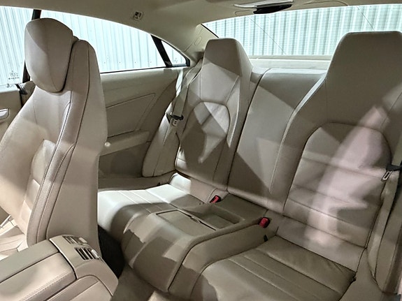 Mercedes-Benz E220 14 of 14