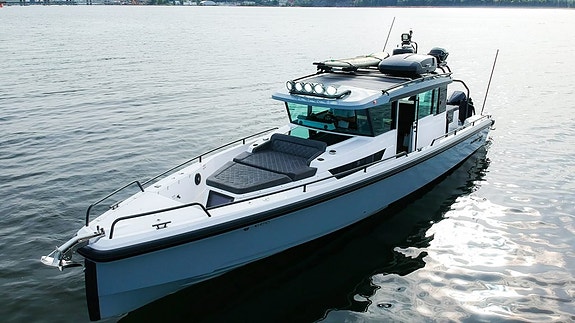 Axopar 37 Cabin - 2019 2 of 30