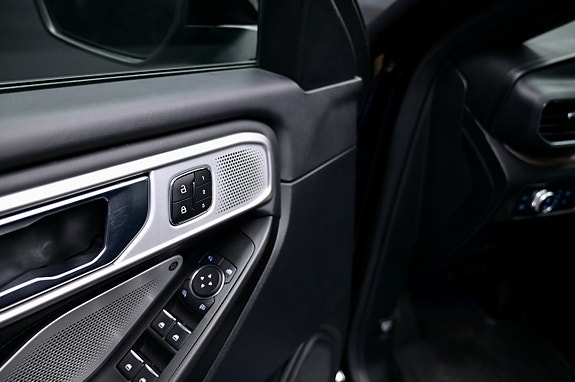 Ford Explorer 23 of 30