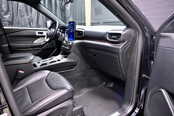 Ford Explorer 15 of 30