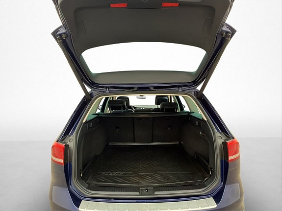 Volkswagen Passat Alltrack 27 of 30