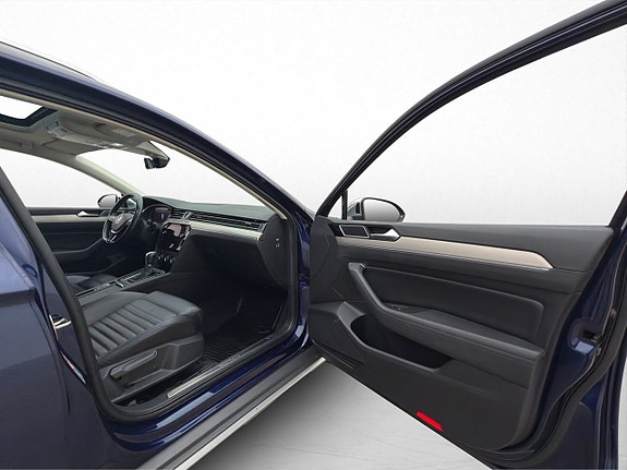 Volkswagen Passat Alltrack 25 of 30