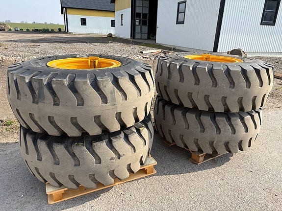 4 st beg däck med fälg 20,5x25 till Volvo L90H, L7