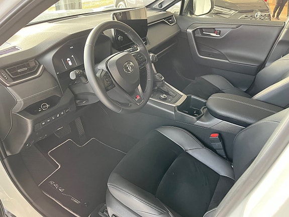 Toyota RAV4 5 of 5