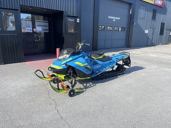 Ski-Doo Summit X 154 850 E-Tec -18 2 of 3