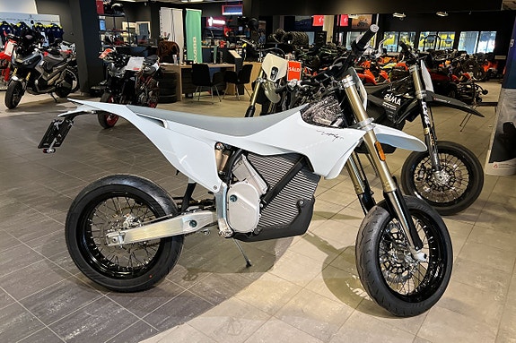 Stark Varg SM Alpha 80HK Medium Pirelli *Finns i lager* 2 of 11