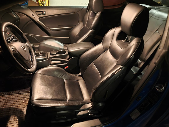 Hyundai Genesis 3 of 5
