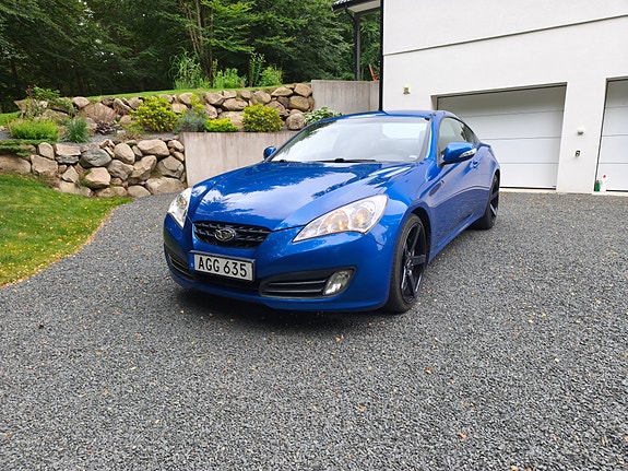Hyundai Genesis 2 of 5