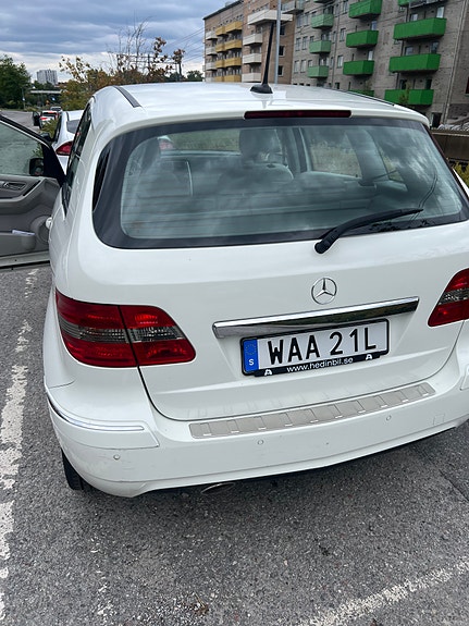 Mercedes-Benz B180 2 of 5