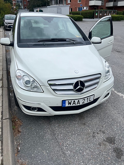 Mercedes-Benz B180 4 of 5