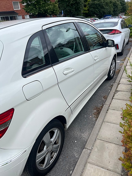 Mercedes-Benz B180 3 of 5
