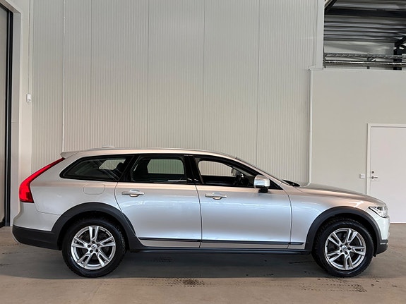 Volvo V90 Cross Country 2 of 5