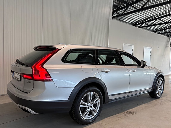 Volvo V90 Cross Country 3 of 5