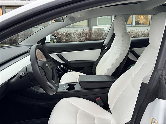 Tesla Model 3 5 of 5