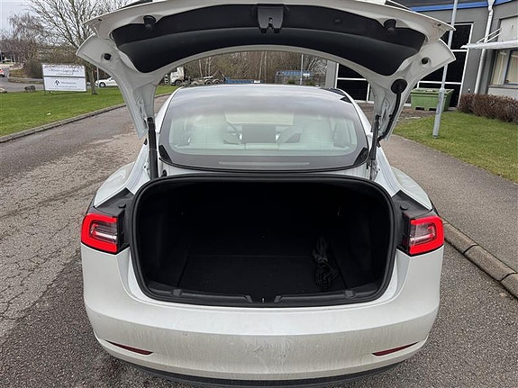 Tesla Model 3 4 of 5