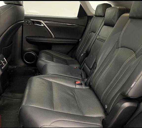 Lexus RX450hL 10 of 18