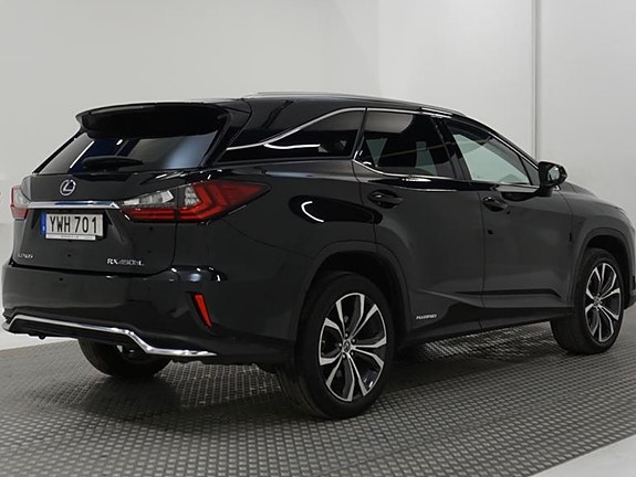 Lexus RX450hL 2 of 18