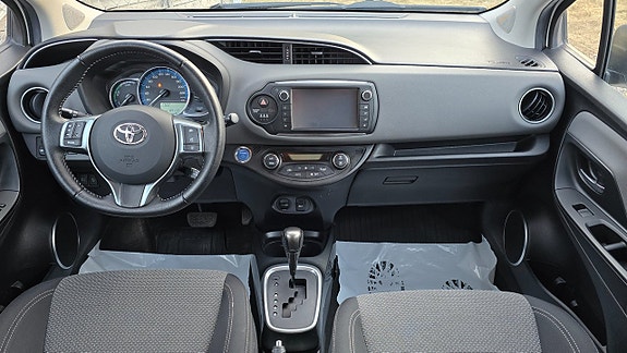 Toyota Yaris 7 of 15
