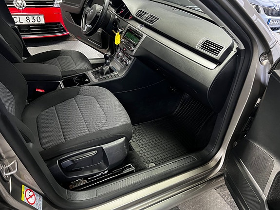 Volkswagen Passat 12 of 15