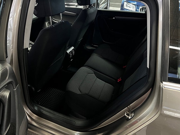 Volkswagen Passat 9 of 15
