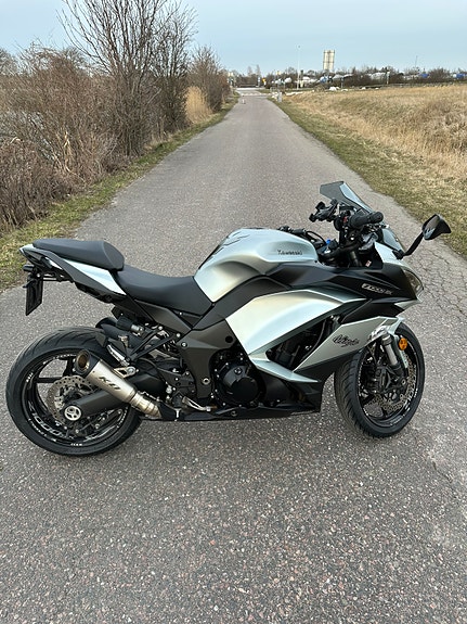 Kawasaki Ninja Z1000SX 6 of 8